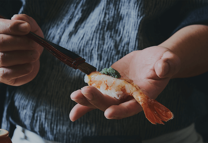 握っている写真